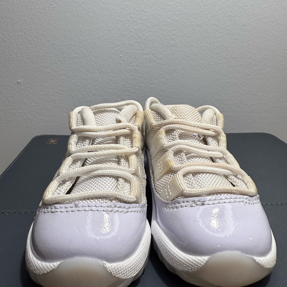 Jordan Kids Sneakers in Cream and White